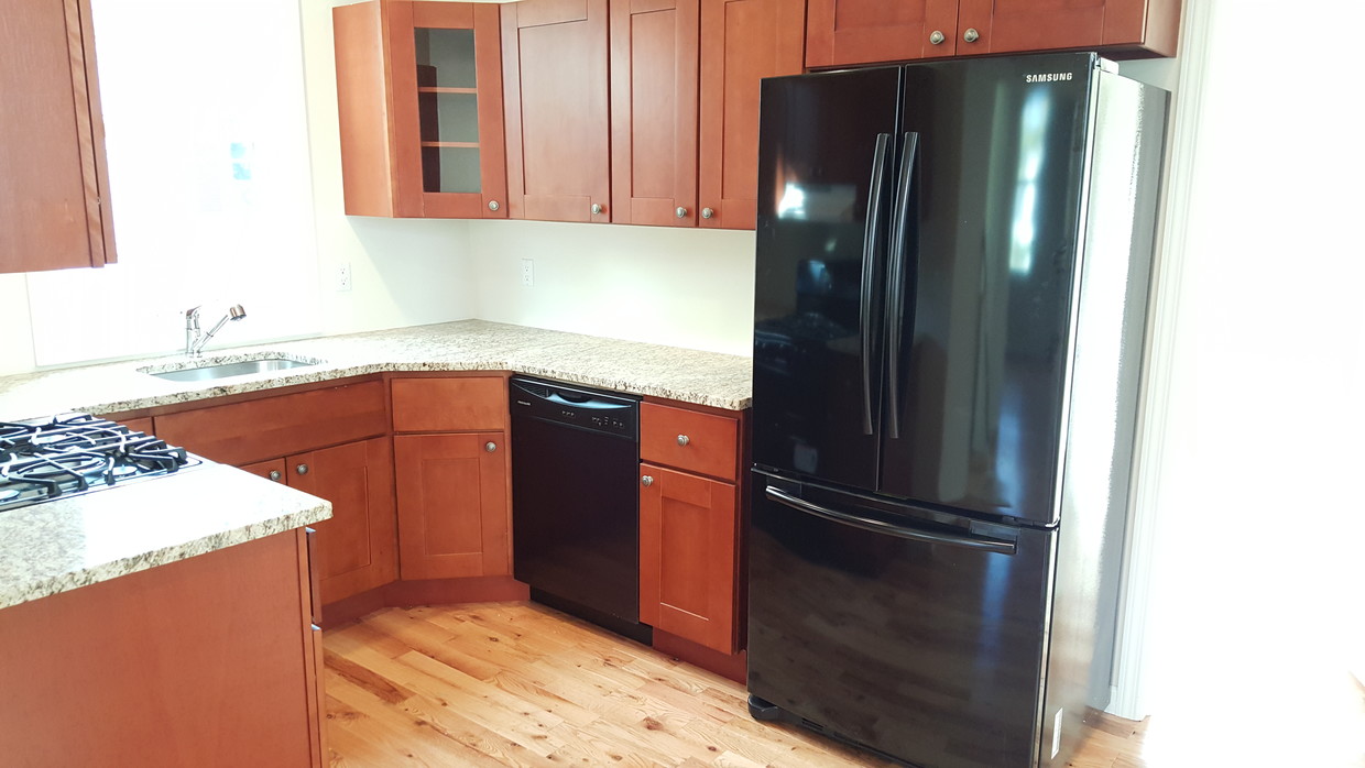 Kitchen - 162 Cambridge Ave