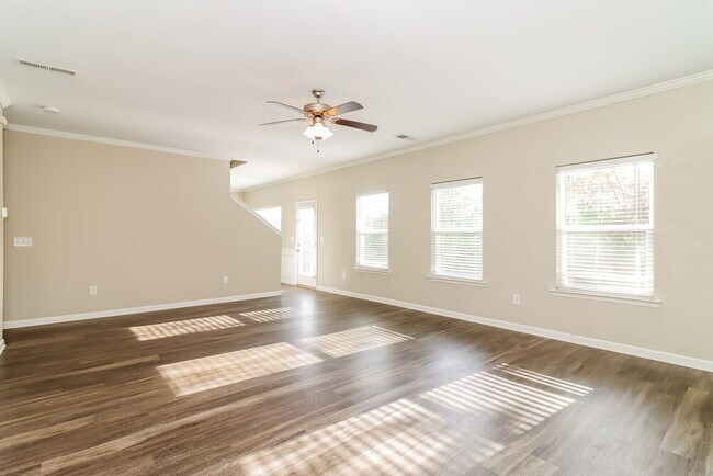 Foto del edificio - 767 Fieldcrest Dr