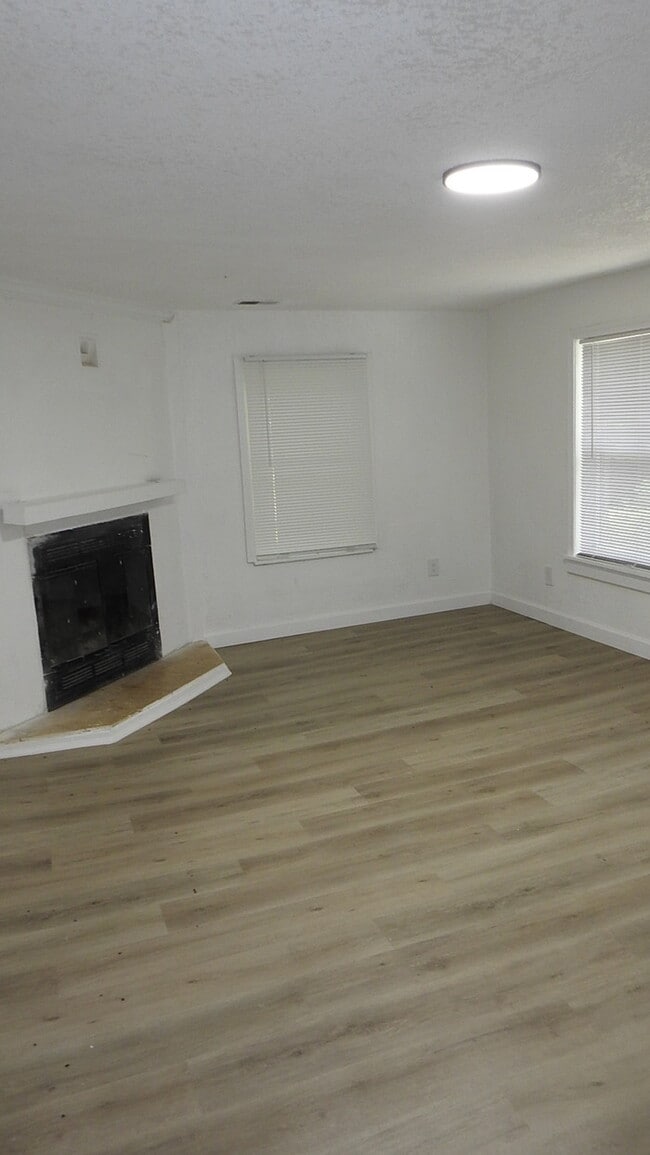 Building Photo - Newly rehabbed fully rehabbed 4 bed 2 bath...