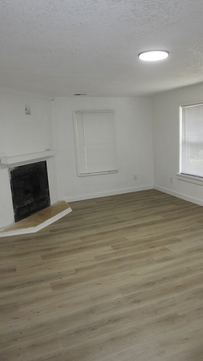 Foto del edificio - Newly rehabbed fully rehabbed 4 bed 2 bath...