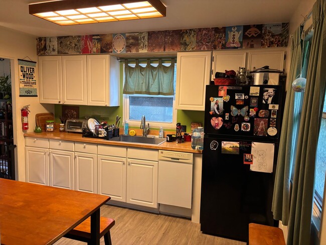 Building Photo - 3 Bedroom, 1 Bath Ranch- Available August 2026!