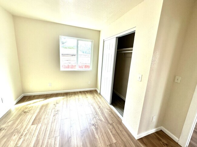 Building Photo - Charming, Humble Yet Inviting 2 Beds 1 Bat...