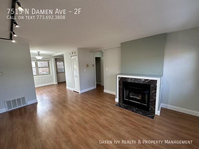 Building Photo - Top floor 1 bed in Rogers Park w/ parking ...