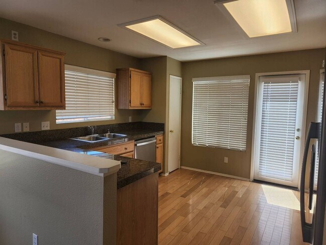 Building Photo - 5926 Regino Ave