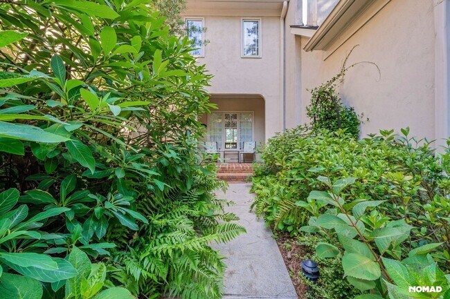 Foto del edificio - Stunning 4BR Townhome in Paces West Community