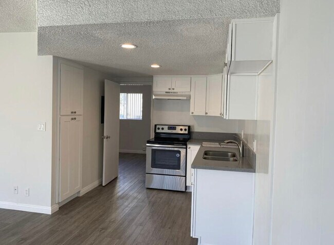 Building Photo - 7020 Seville Ave