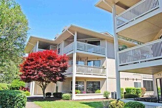 Building Photo - 4230 Pinehurst Cir