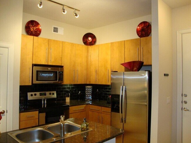 Foto del edificio - 1725 Cres Plaza Dr