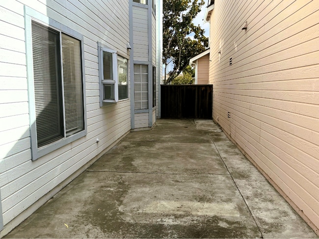 Building Photo - Comfortable 3-Bedroom, 2.5-Bathroom Home in Desirable Newark Neighborhood