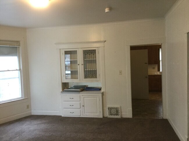 Building Photo - 1708 W Ayres Ave