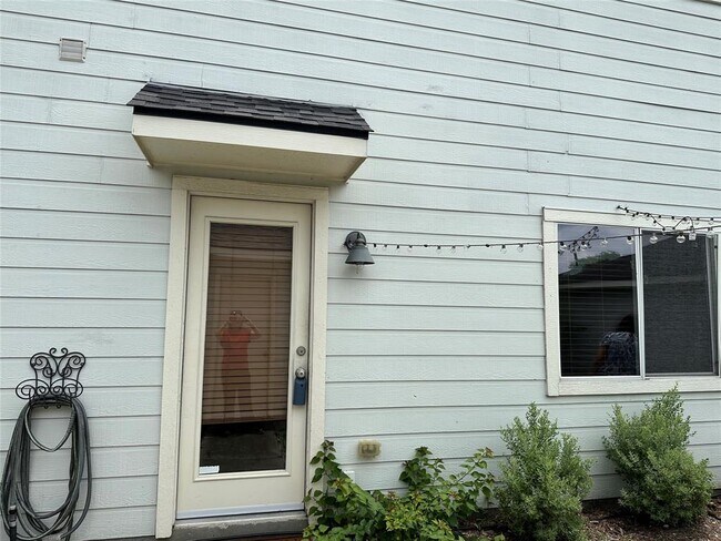 Building Photo - 3910 Mossy Pl Ln