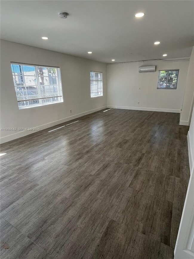 Foto del edificio - 7116 Bay Dr