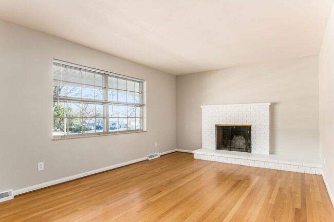 Building Photo - 1083 Norway Dr