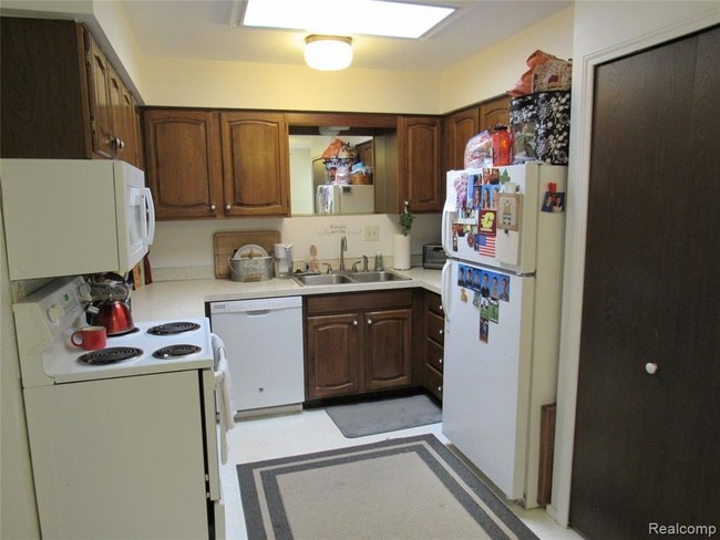 Building Photo - 2421 Golden Shores Dr