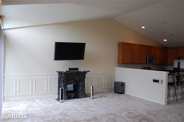 Building Photo - 210 W Oakbrook Dr