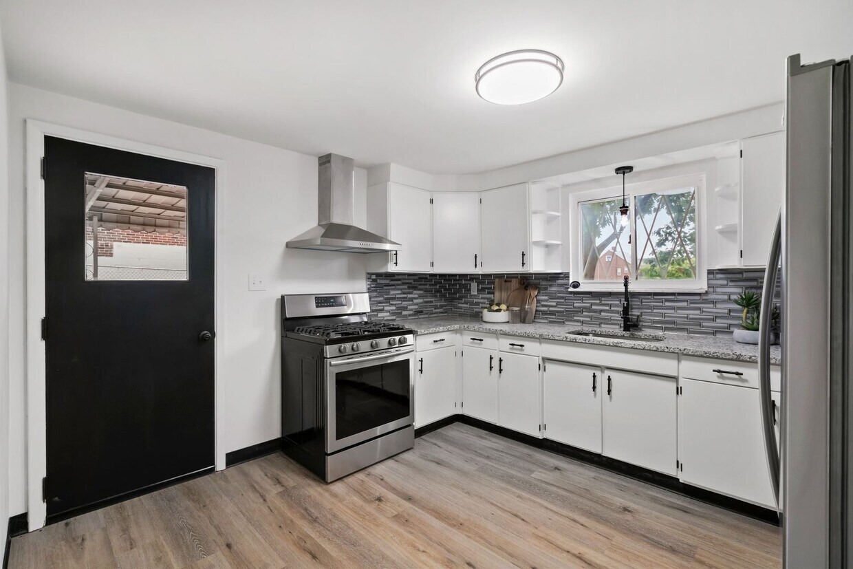 Foto principal - Stunning 3 bedroom home in Duquesne availa...