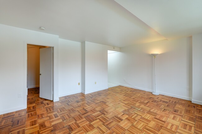 Building Photo - Spacious & Bright Studio at River Place South