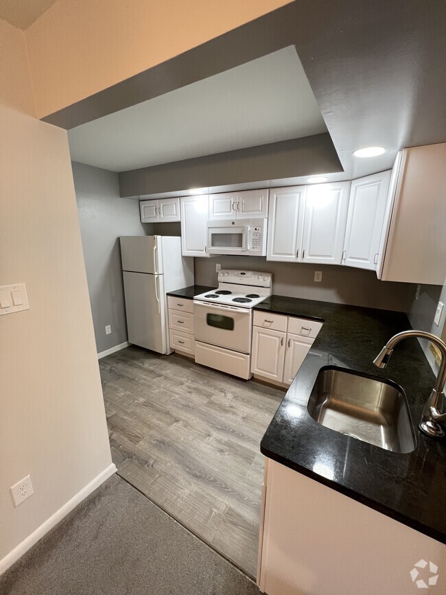 Kitchen - 2715 Rolling Green Dr