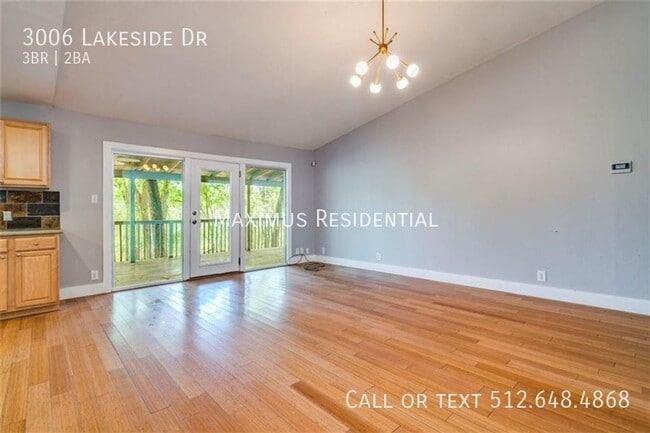 Foto del edificio - 3006 Lakeside Dr