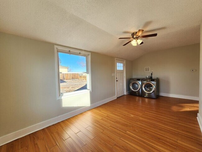 Foto del edificio - 245 S. Hazel Court