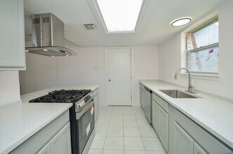 Building Photo - 3722 Brier Gardens Dr