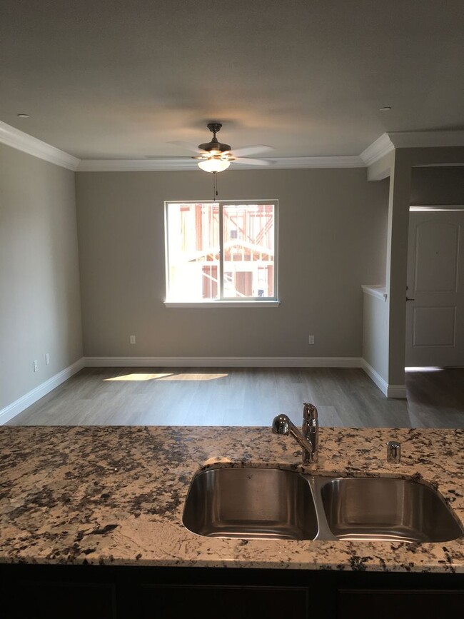 Foto del edificio - 4 Bedroom West Redding Townhome