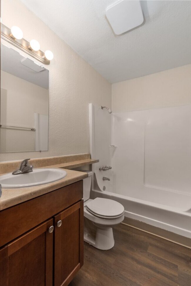 Building Photo - Luxury Two-Bedroom in Port Orchard availab...