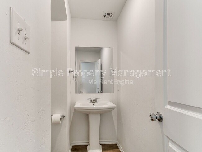 Foto del edificio - 14803 Parkway Center Ave