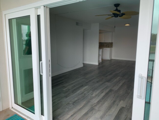 Foto del edificio - 10355 Paradise Blvd