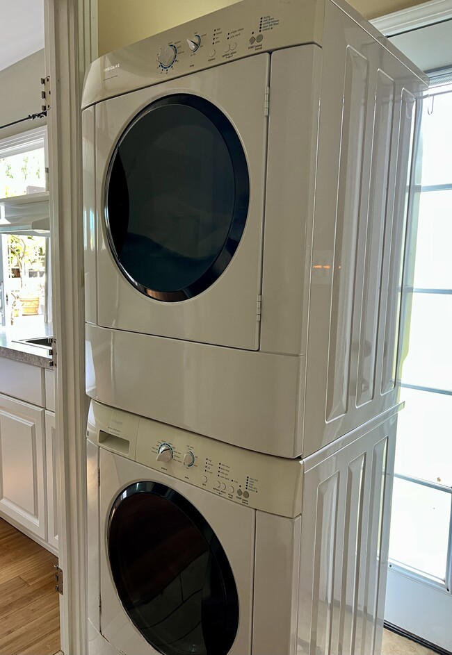 Foto del edificio - 10748 Charnock Rd