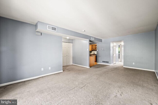 Building Photo - 830 Putnam Blvd