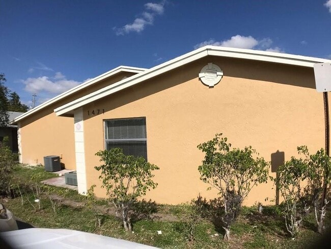 Building Photo - 1471 NW 22nd Ct