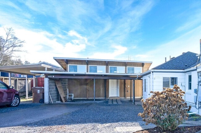 Building Photo - Fully Furnished Bungalow with Studio Living and Scenic Views in Tacoma!