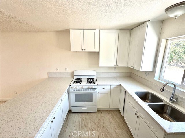 Foto del edificio - 16214 Juniper St