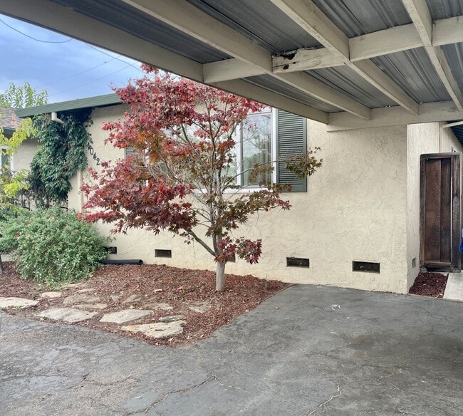 Building Photo - 1042 W Hacienda Ave