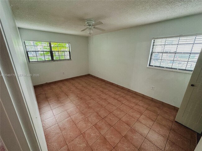 Foto del edificio - 927 NE 199th St