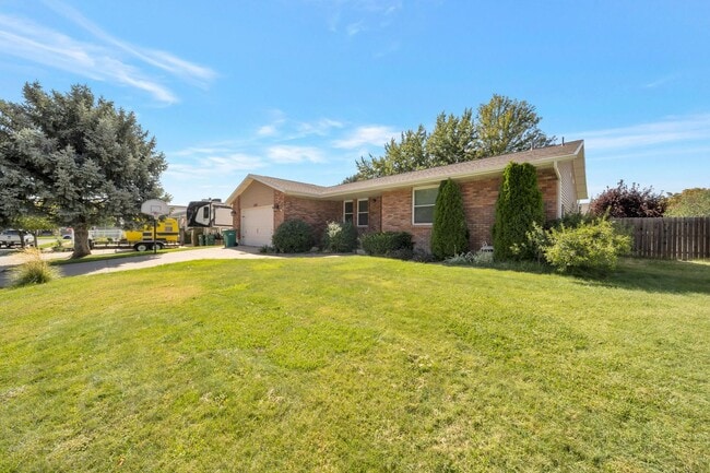 Building Photo - Spacious 4 Bed, 3 Bath Pet-Friendly Home w...