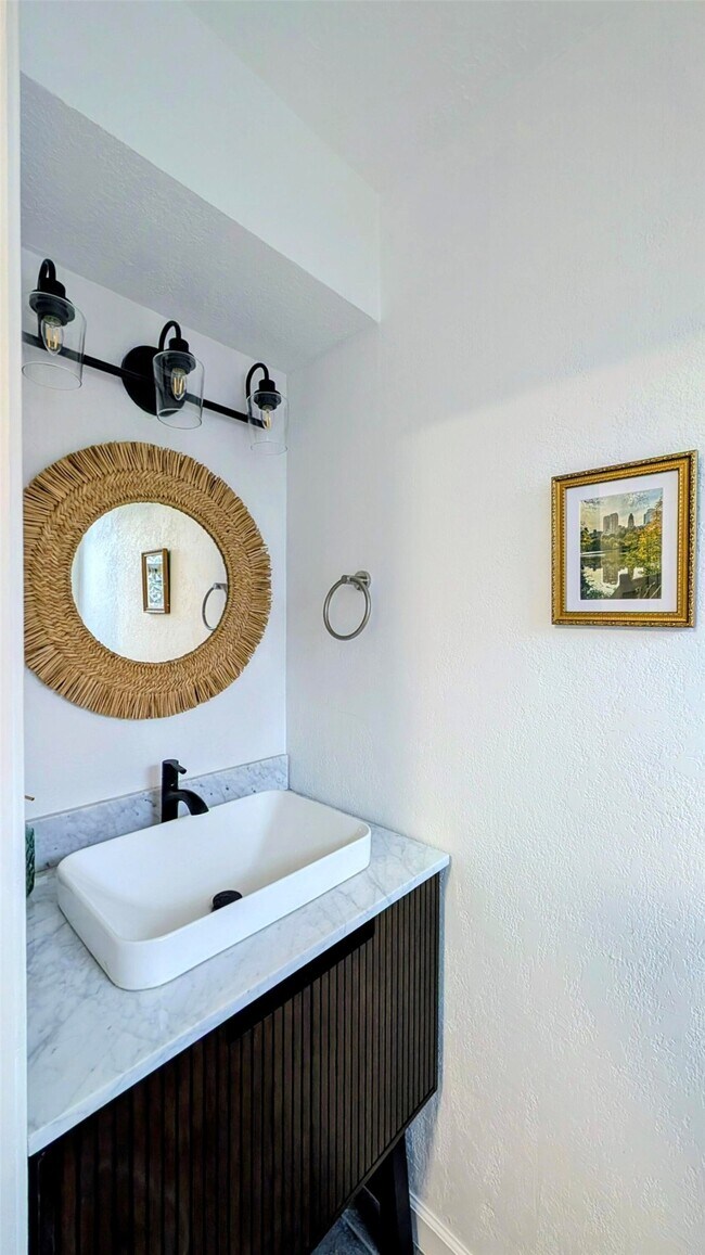 Foto del edificio - 15707 Downford Dr