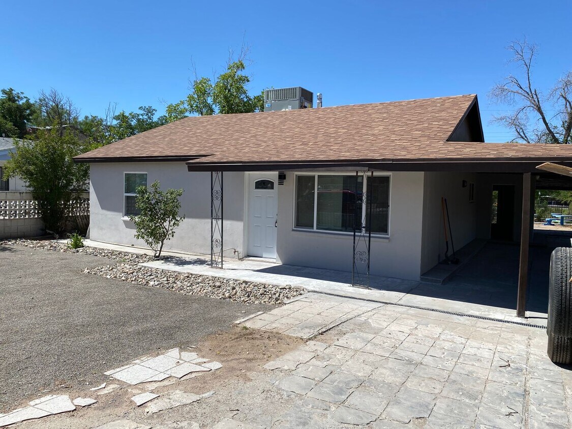 Primary Photo - Recently renovated 3 bedroom, 2 bath home ...