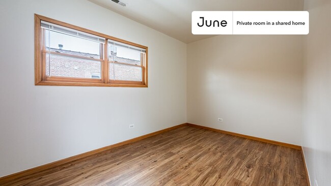Foto del edificio - Private bedroom in 3 bed/2 bath Home