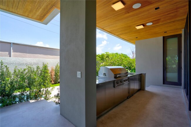 Foto del edificio - 735 Fernwood Rd