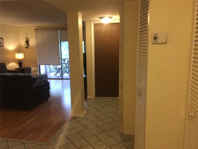Building Photo - 3760 Inverrary Dr