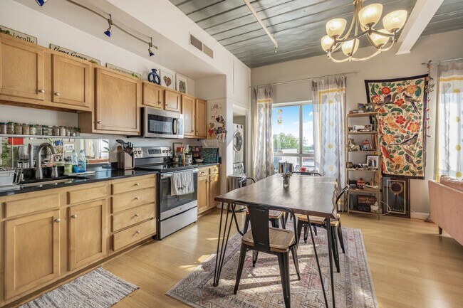 Foto del edificio - Bright 1 BR/1 BA Condo in 16th St Heights!...