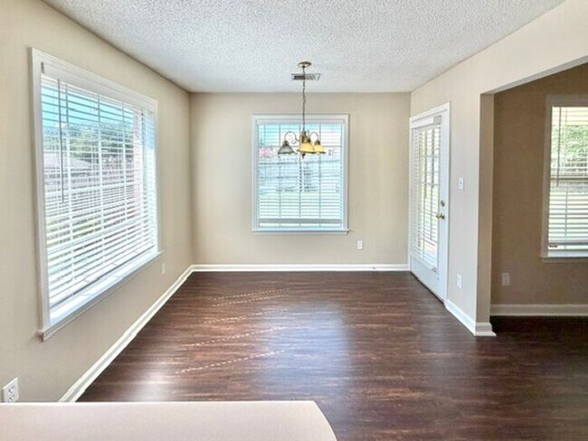 Foto del edificio - Now Leasing A 3 Bedroom 2 Bath Home In Cordova