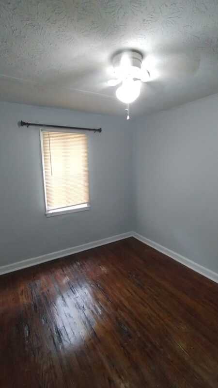 Foto del edificio - 8876 Bellrose Ave