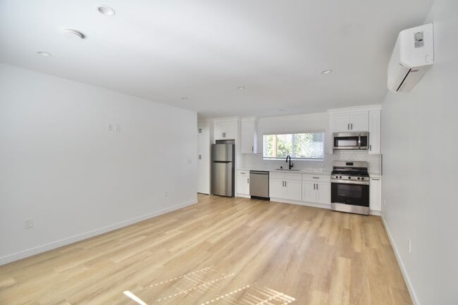 Building Photo - 11645 Moorpark St