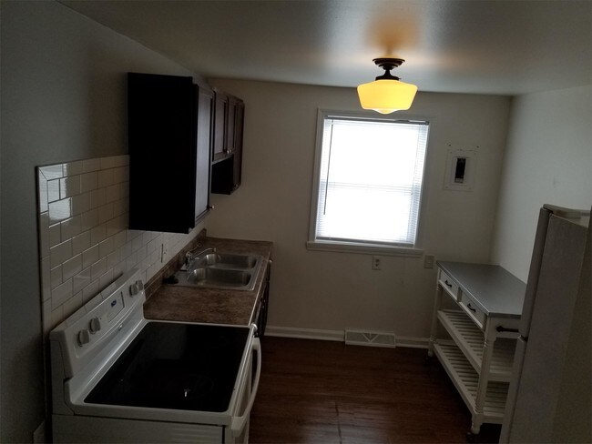 Building Photo - 468 Elsmere St