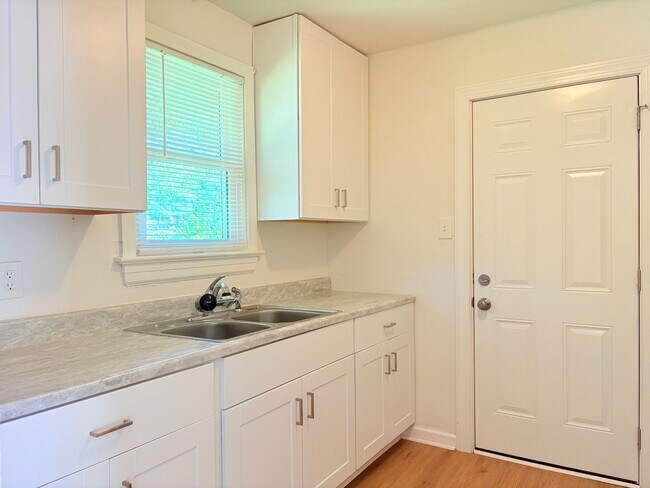Building Photo - Newly Renovated 3 Bedroom Ranch under $2000!