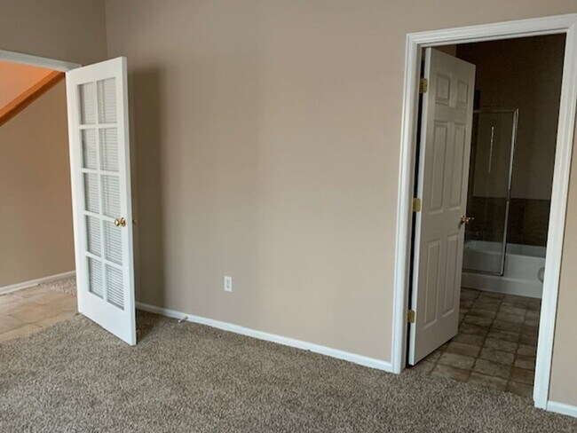 Building Photo - 3 bedroom 2 1/2 bath Townhouse that Has it...