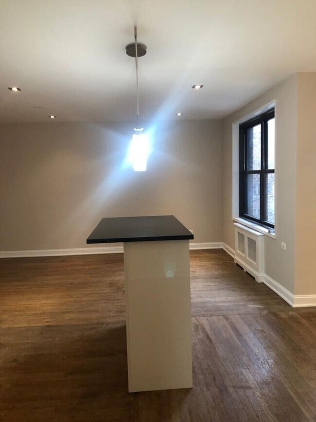 Building Photo - 530 W 236th St